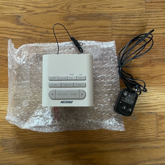 NWT Nelsonic FM Clock Radio with Built in Aux Cable & USB Charge Port - Picture 8 of 10